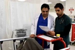 Doktor baba-oğul aynı hastanede hizmet etmenin mutluluğunu yaşıyor