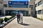 Dolandırıcılık suçundan aranan şahsı polis yakaladı