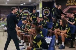 Domenico Tedesco, futbolcularla vedalaştı