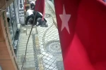 Dört kişi tarafından öldüresiye darbedildi: Olay anı kameraya yansıdı