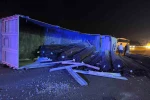 Dörtyol’da demir yüklü tır devrildi 