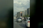 Düğün konvoyunda tehlikeli yolculuk