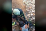 Dumanların arasında kalan itfaiye eri bataklığa düştü