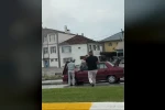 Dumanların yükseldiği otomobile duyarlı sürücü müdahale etti