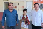 Düşüp kolunu kıran çocuğu aracına alıp hastaneye yetiştirdi