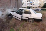 Duvara çarpan otomobilin sürücüsü kayıplara karıştı