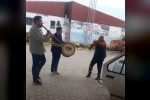 Düzce’de akaryakıt istasyonunda renkli görüntüler: Klarnetçi ve davulcu çaldı, pompacı oynadı