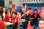 Düzce’de öğrenciler ikinci döneme Türk bayraklarıyla başladı