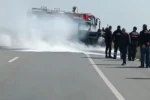 Edirne-Kırklareli yolunda seyir halindeki iş makinesi alevlere teslim oldu
