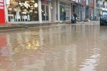 Edirne’de cadde ve sokaklar sular altında kaldı, vatandaşlar ellerinde kovalarla su tahliyesi yaptı