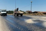 Edirne’de kavurucu sıcaklar asfaltı eritti: Belediye ekipleri yola kum serdi