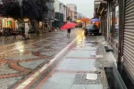 Edirne’de yağmura yakalanan vatandaşlardan ilginç çözüm
