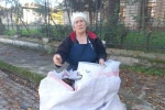 Edirne’de yaşlı kadın, 34 yıldır sonbaharda düşen yaprakları gübreye dönüştürüyor