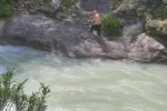 Eğlence Çayı’na giren genç kayboldu, ekipler seferber oldu