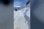 Eğribel Tüneli girişinde çığ nedeniyle kapanan yol ulaşıma açıldı