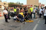 Ehliyetsiz sürücü, motosikletiyle otomobile çarptı: 2 yaralı 
