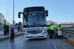 Ehliyetsiz sürücü, otomobil ve yolcu otobüsüne çarptı: 40’ar bin lira ceza kesildi