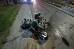 Ehliyetsiz sürücünün kullandığı motosiklet kaldırıma çarptı: 1 yaralı