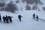Ekipler enerji için seferber oldu: Kar içerisinde zorlu mücadele