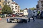 Ekmek alıp evine dönen yaşlı adama motosiklet çarptı