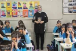 Ekran bağımlılığı haberinin etkisinde kaldı, kitap yazarak öğrencilerine yol gösterdi