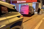 El freni boşalan minibüs duvara çarptı