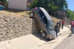 El freni çekilmesi unutulan otomobil istinat duvarından düştü: 2 yaralı