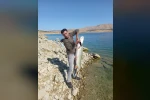 Elazığ’da amatör balıkçı 22 kiloluk turna yakaladı