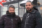 Elazığ’da doğaseverin köpeklerle zor anları dron kamerasında