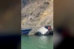 Elazığ’da fırtınaya dayanamayan tekne suya gömüldü