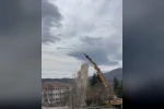 Elazığ’da hasarlı caminin minaresi iş makinesi ile yıkıldı
