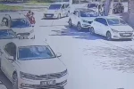 Elektrikli bisiklet park halindeki otomobile çarptı 