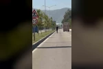 Elektrikli scooter üzerinde tehlikeli yolculuk kamerada