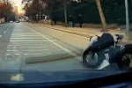 Eli cebinde bisikletle giderken araba altında kalmaktan son anda kurtuldu