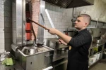Eli kalem değil kepçe tuttu, 17 yaşında 30 çeşit yemek çıkartıyor