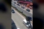 Elinde bastonuyla refüje çıkarak yolun karşısına geçmeye çalışan yaşlı kadın adeta ölümle dans etti
