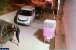 Elindeki bıçakla park halindeki araçların lastiklerini tek tek patlattı: O anlar kameraya yansıdı