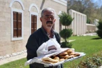 Emekli baba, ev yapımı poğaça satarak çocuğunun tedavisine destek oluyor
