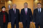 Emekli Müdür Ahmet Urfalı eserlerini Rektör Kızıltoprak’a takdim etti