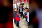 Emekliye ayrılan 43 yıllık öğretmen gözyaşlarıyla veda etti