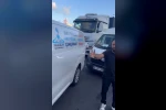 Emniyet şeridinden kaynak yaptılar, tepki gösteren sürücüye saldırdılar