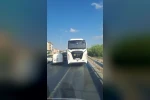 Emniyet şeridini kullanan araçlar ambulansa zor anlar yaşattı