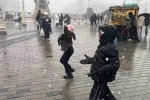 Endonezyalı turistlerin kar sevinci kameraya yansıdı