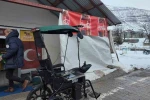 Engelli çocuğu için akülü sandalyeyi arabaya çevirdi