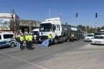 Engelli kız çocuğu ile annesine tır çarptı: Tırın altında kalan anne olay yerinde hayatını kaybetti