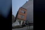 Erdek’te inşaat kazısı sırasında temeli zarar gören 2 katlı bina yıkıldı