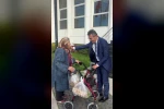 Erenler’de gönülleri ısıtan anlar: Makam aracını yaşlı kadına tahsis etti