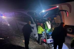 Erzincan’da kontrolden çıkan yolcu otobüsü bariyerlere çarptı