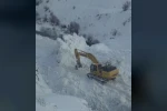 Erzincan’da köy yoluna çığ geldi