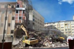 Erzurum’da kontrollü yıkımda korkutan anlar